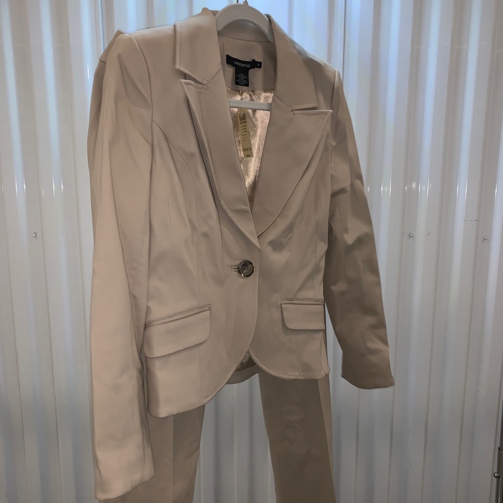 Arden B. Two piece suit. Beige size 8